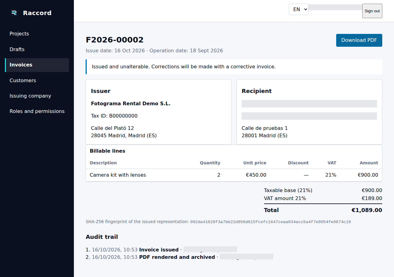 Factura emitida de ejemplo con una línea de trabajo, total, descarga del PDF y registro de auditoría. Los datos son ficticios.